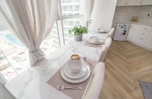 Jumeirah Lake Towers Apartment | Free housekeeping visits during your stay - StayShort - Prime 2BR Retreat in JLT that Sleeps 4