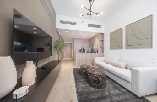 Jumeirah Village Triangle Apartment | Free housekeeping visits during your stay - StayShort - Stylish Studio in JVT Sleeps 3 with Patio