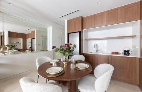 Dubai Marina Apartment | Luxury & Modern Unit in Emaar Beachfront
