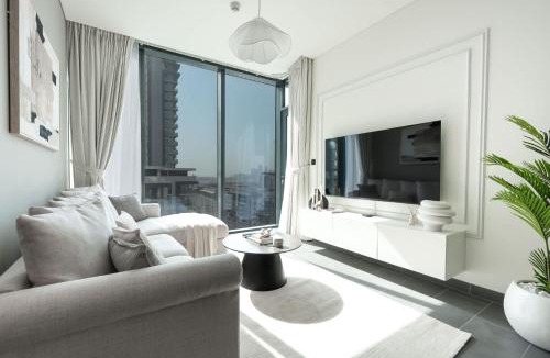Nad Al Sheba Apartment | Free housekeeping visits during your stay - StayShort - Premium Meydan One Stay Perfect for 6 Guests