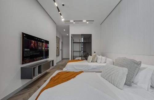 Palm Jumeirah Villa | Palm Penthouse Sky Villa - Vast Terrace & Jacuzzi by Exclusive Holiday Homes