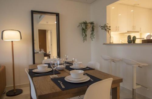 Downtown Dubai Apartment | Elegant Apt With Balcony Minutes from Burj Khalifa