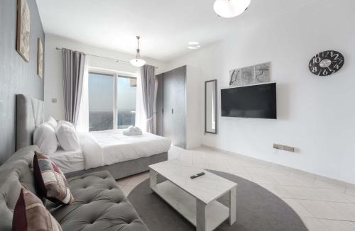 Dubai Production City Apartment | Free housekeeping visits during your stay - StayShort - Cozy & Quiet Studio in Production City for 3