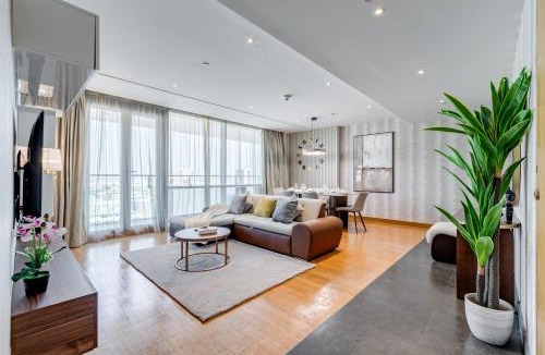 Al Mankhool Apartment | BurJuman Vista 1 Bedroom Apartment with Balcony