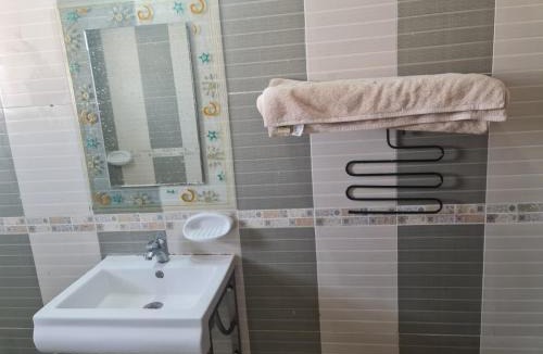 Al Shamkha Bed & Breakfast | غرفة ماستر مع سريرين كبار وشاشة ومجلس