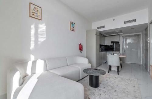 Jebel Ali Apartment | Free housekeeping visits during your stay - StayShort - Comfortable 1 Bed in Jebel Ali Sleeps 2 with Balcony