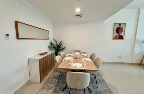 Al Majaz Apartment | Waterfront Modern loft overlooking downtown 3BR