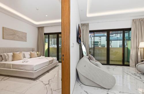 Nad Al Sheba Apartment | Studio and 1BR Meydan Azure Gateway Superior- 10min to Burj Khalifa, Dubai Mall and Airport and 20min to Marina