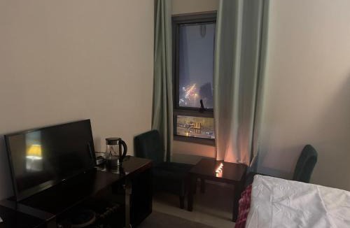 Al Majaz Apartment | Helsa private room with attached bathroom