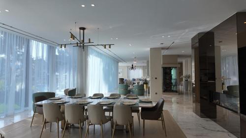 Palm Jumeirah Villa | World Class 6 BDR Villa In Signature Palm