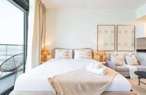 Abu Dhabi Apartment | Premium - Big Studio with Balcony - Near to NYU University and Saadiyat Cultural District - Designer's Choice