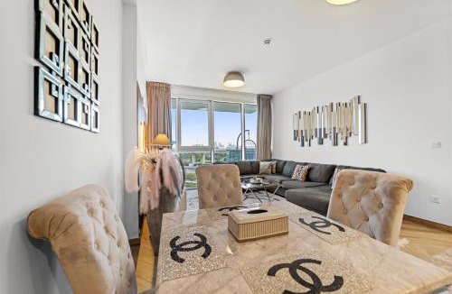 Bur Dubai Apartment | Contemporary 1BR City View Apartment at 1 Residence