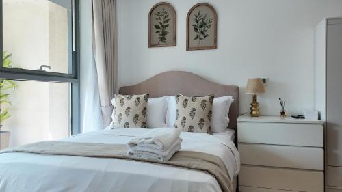 Downtown Dubai Apartment | Simply Comfort Vacation Homes Rental Chic Downtown Studio Few Steps to Burj Khalifa