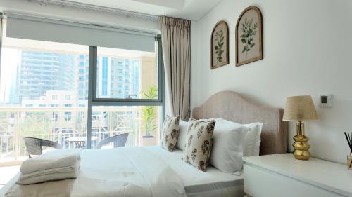 Downtown Dubai Apartment | Simply Comfort Vacation Homes Rental Chic Downtown Studio Few Steps to Burj Khalifa