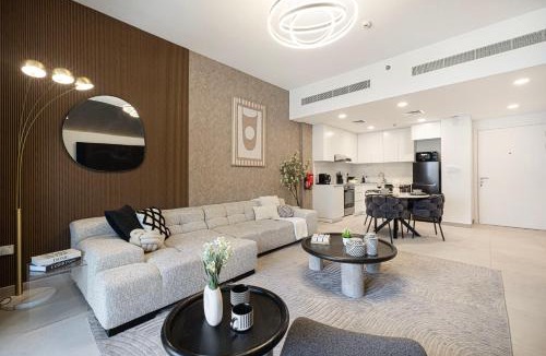Umm Suqeim 3 Apartment | Luxury apartment with Iconic Landmark View, pool, gym, free parking