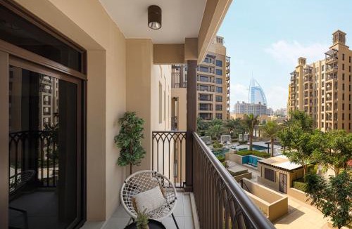 Umm Suqeim 3 Apartment | Luxury apartment with Iconic Landmark View, pool, gym, free parking