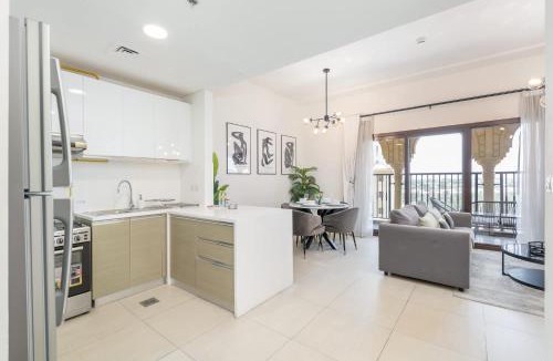 Dubai Apartment | Free housekeeping visits during your stay - StayShort - Stylish 1-Bedroom Retreat with Pool in Vibrant Jumeirah Golf Estates
