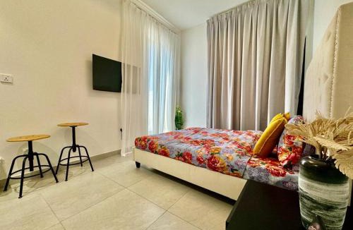Bur Dubai Apartment | Stunning studio with balcony close to metro
