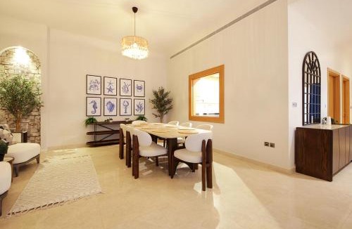Palm Jumeirah Villa | Breathtaking Villa With Roof Garden and Beach access