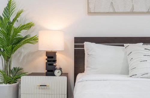 Discovery Gardens Apartment | Free housekeeping visits during your stay - StayShort - A Gorgeous Studio in Zen 20 that Sleeps 2