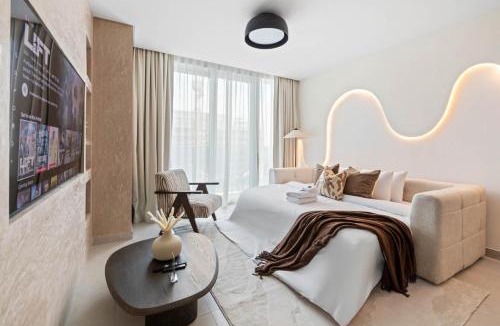 Bur Dubai Apartment | 41st-Floor 2BR with World's Highest Running Track