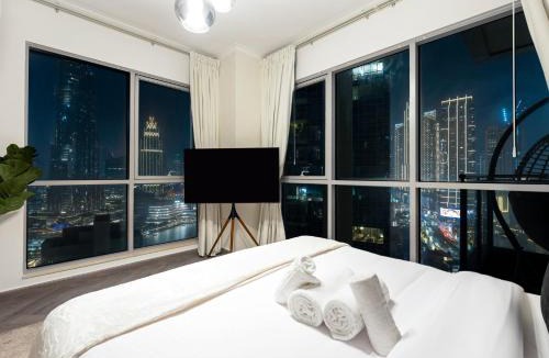 Downtown Dubai Apartment | Skyline Serenity Holiday Home I Luxe 4 bedroom Apartment I Burj Khalifa & Fountain Views I Free Gym, Pool, Parking, Wi-Fi and PS5