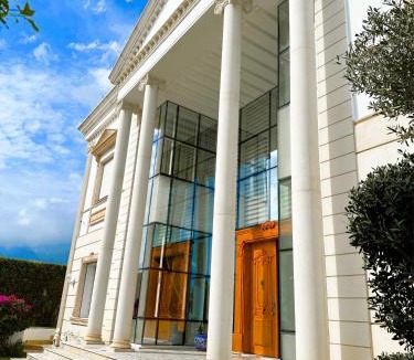 Les Berges Du Lac II Villa | L'Orchidée - Villa de luxe avec piscine chauffée, ascenseur privatif et vue sur le lac de Tunis