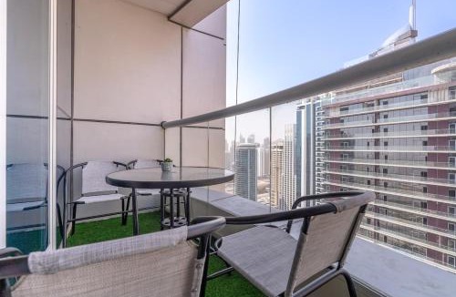 Jumeirah Lake Towers Apartment | Free housekeeping visits during your stay - StayShort - Comfy 1-Bedroom Apartment Perfect for 4 in JLT