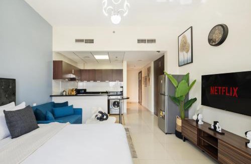 Dubai Sports City Apartment | Stylish Sports City Studio Golf View PoolGym