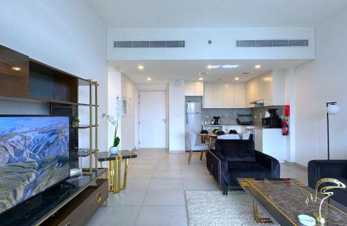 Umm Suqeim 3 Apartment | MegaLuxury Flat Resort, Amazing Pool, Burj direct View