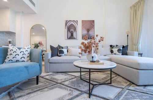 Umm Suqeim 3 Apartment | Vogue Vacation Homes, Madinat Jumeirah Living Rahaal Near Burj Al Arab One Bedroom Apartment with Balcony and Vibrant Community View, Access to all Amenities
