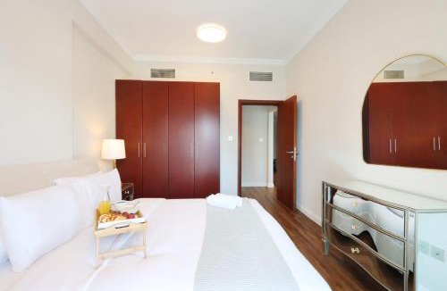 Dubai Marina Apartment | Chic 1BR Next to Dubai Marina Promenade by Livbnb