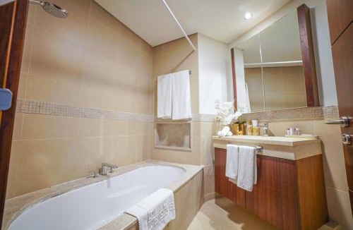 Downtown Dubai Apartment | Modern 2BR with Balcony Sea Views and Pool, Gym Near Attractions