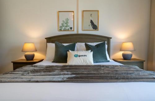Dubai Apartment | HiGuests - Stylish Waterfront Retreat With Balcony in La Mer
