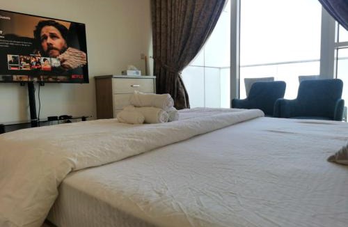 Dubai Apartment | Gharfar-2 Heaven Escape-Golf view-high floor-Netflix-GYM-Pool-perfect staycation
