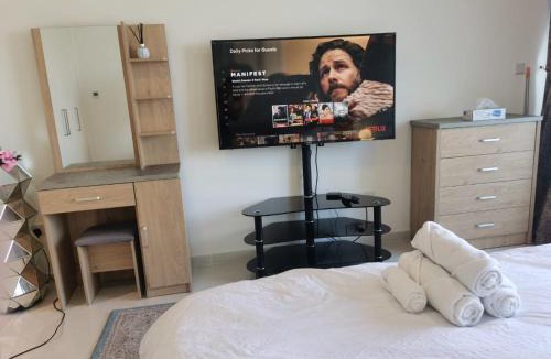 Dubai Apartment | Gharfar-2 Heaven Escape-Golf view-high floor-Netflix-GYM-Pool-perfect staycation