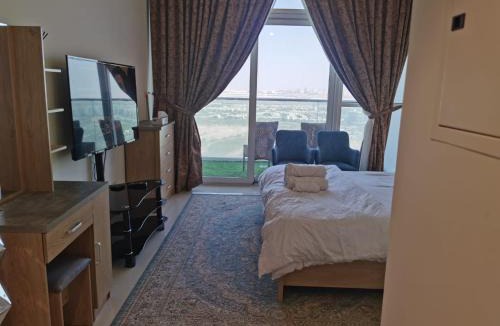 Dubai Apartment | Gharfar-2 Heaven Escape-Golf view-high floor-Netflix-GYM-Pool-perfect staycation