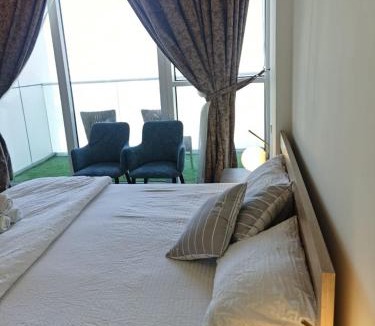 Dubai Apartment | Gharfar-2 Heaven Escape-Golf view-high floor-Netflix-GYM-Pool-perfect staycation
