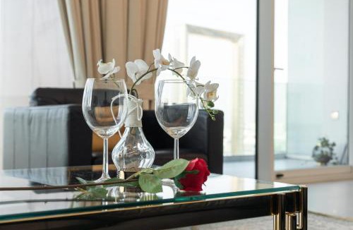 Bur Dubai Apartment | Ultimate Stay - 3 Beds - Scenic Panoramic Views - Right at Metro Station - 5-10min to Sea, Burj Khalifa, Old Town, Downtown - 15min from Airport
