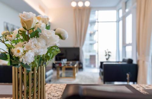 Bur Dubai Apartment | Ultimate Stay - 3 Beds - Scenic Panoramic Views - Right at Metro Station - 5-10min to Sea, Burj Khalifa, Old Town, Downtown - 15min from Airport