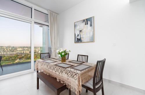 Bur Dubai Apartment | Ultimate Stay - 3 Beds - Scenic Panoramic Views - Right at Metro Station - 5-10min to Sea, Burj Khalifa, Old Town, Downtown - 15min from Airport