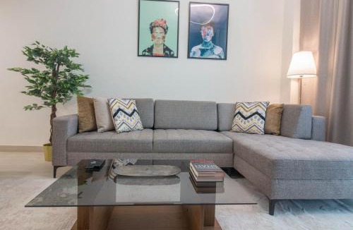 Bur Dubai Apartment | Cozy 1BR Apart With Pool And Gym 10mins Away By drive to DXB Airport