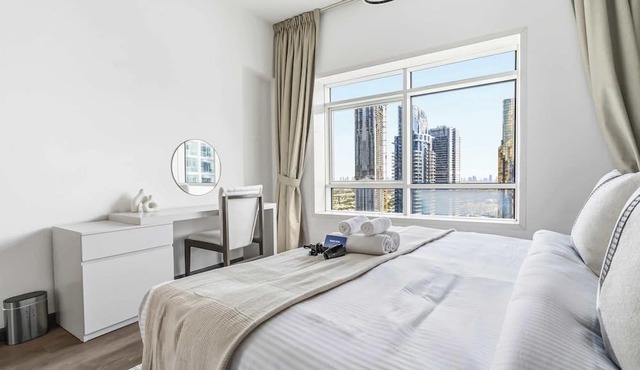 Free housekeeping visits during your stay - StayShort - Trendy 1BR in JLT that Sleeps 4 with Lake Views!