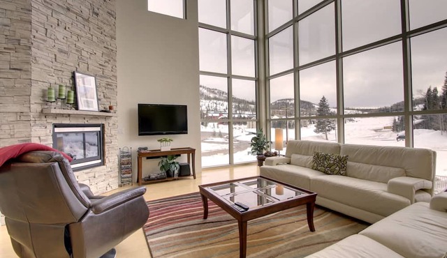 Slopes Loft | Walk to Giant Steps Ski Lifts in Brian Head