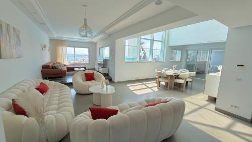 Penthouse with private pool and panoramic view