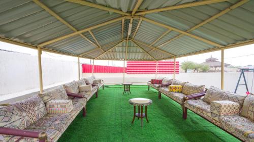 Al Saad Farm Family Resort with Private Pool, Aqua park & Play Area By Betu