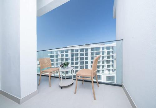 Seaside Modern 1BR Apartment at Blue Bay Walk, Pool & Beach