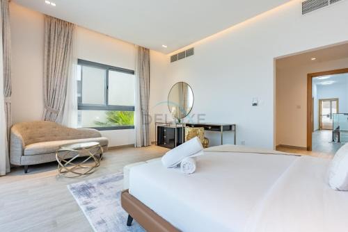 Exclusive 4BR Villa with Assistant Room, Lush Garden & Private Pool Facing Panoramic Sea Views, Al Dana Island, Fujairah by Deluxe Holiday Homes