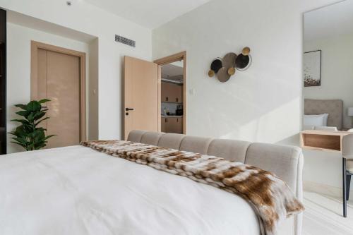 Stylish 1BR with Pool Gym & Metro Access