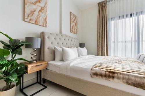 Modern 1BR Near Metro with Pool Gym & Balcony